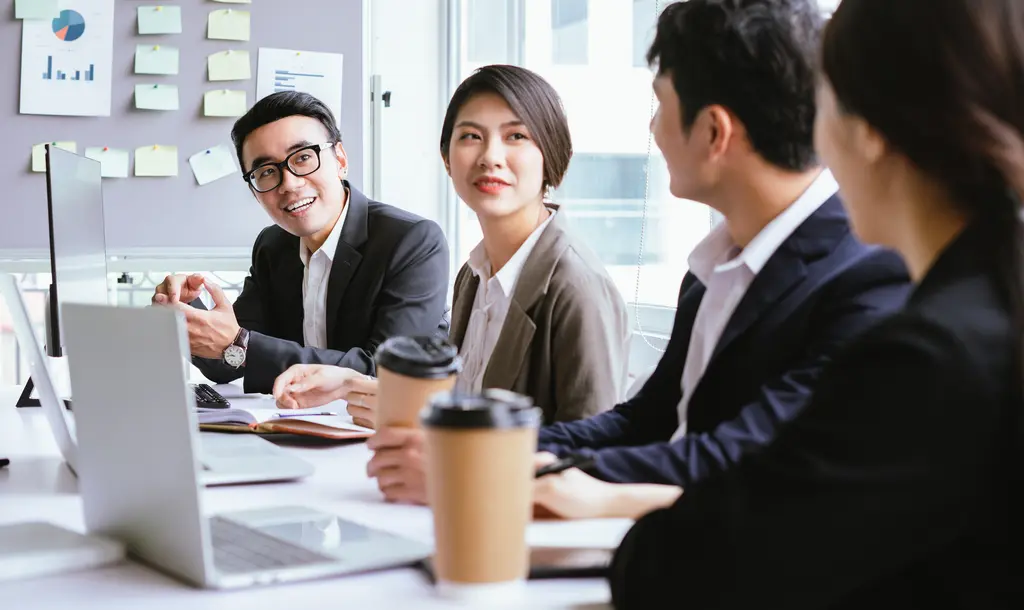 Cả đội chat suốt ngày mà deadline vẫn trượt: vấn đề không nằm ở nói chuyện, mà ở khâu chốt việc